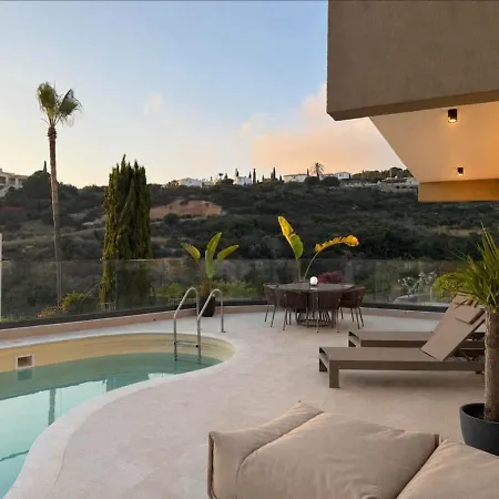 בית נופש Modern Luxury With Private Pool Tala