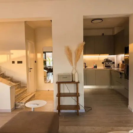 בית נופש Modern Luxury With Private Pool